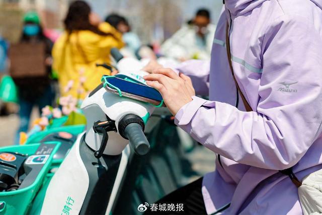 机支架”再升级提升昆明用户骑游体验j9九游会登录滴滴青桔电单车“手(图2)