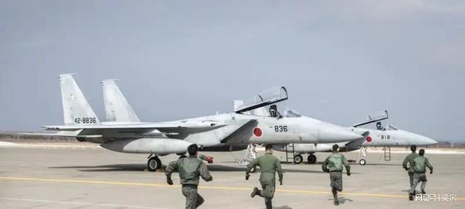 舰被歼15电磁压制霸气驱离？纯假的！九游会·j9网站日本F15飞越辽宁(图8)